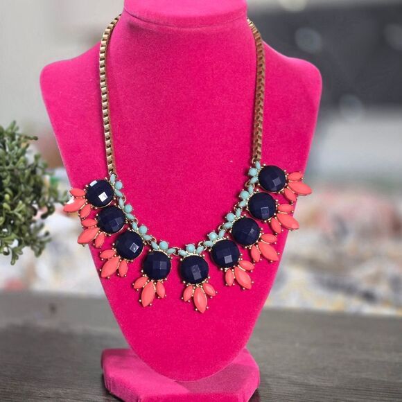 NWOT! Beautiful Spring & Summer Statement Necklace - Picture 3 of 10